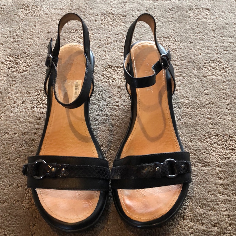 Women’s black sandals